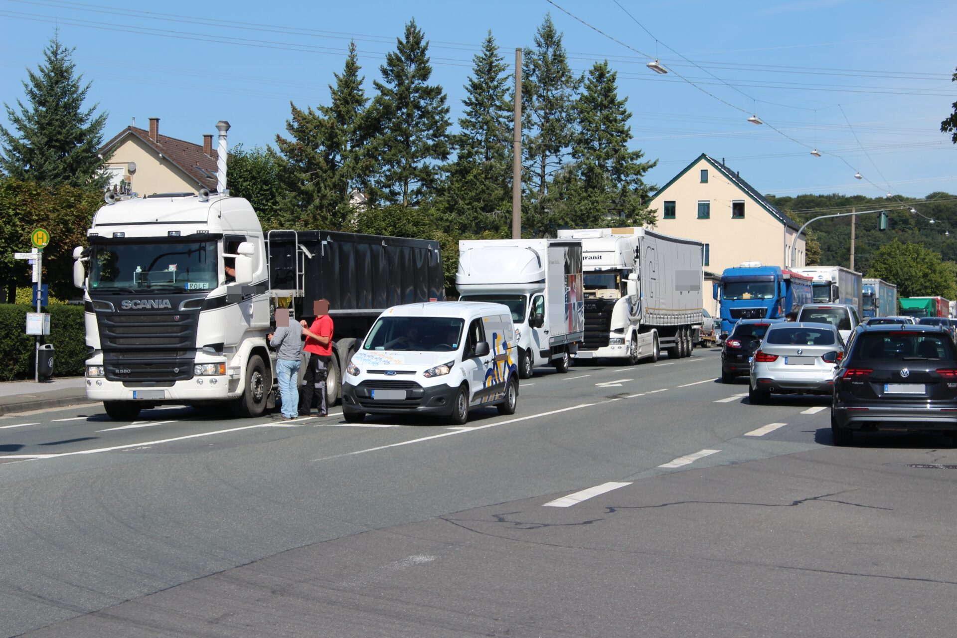 Zeuge beobachtet Verkehrsunfallflucht: Autofahrer ist alkoholisiert