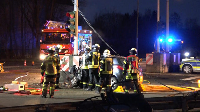 Unfalltod nach Aufprall auf Betonblock