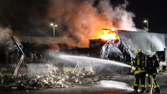 02.03.2018, Hagen, LKW Brand auf der A1 Richtung Köln, Höhe Rastplatz Lennhof - Foto: Alex Talash