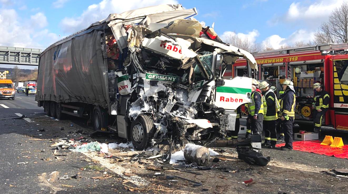 Schwerer Unfall auf der Autobahn: Feuerwehr rettet eingeklemmten Fahrer