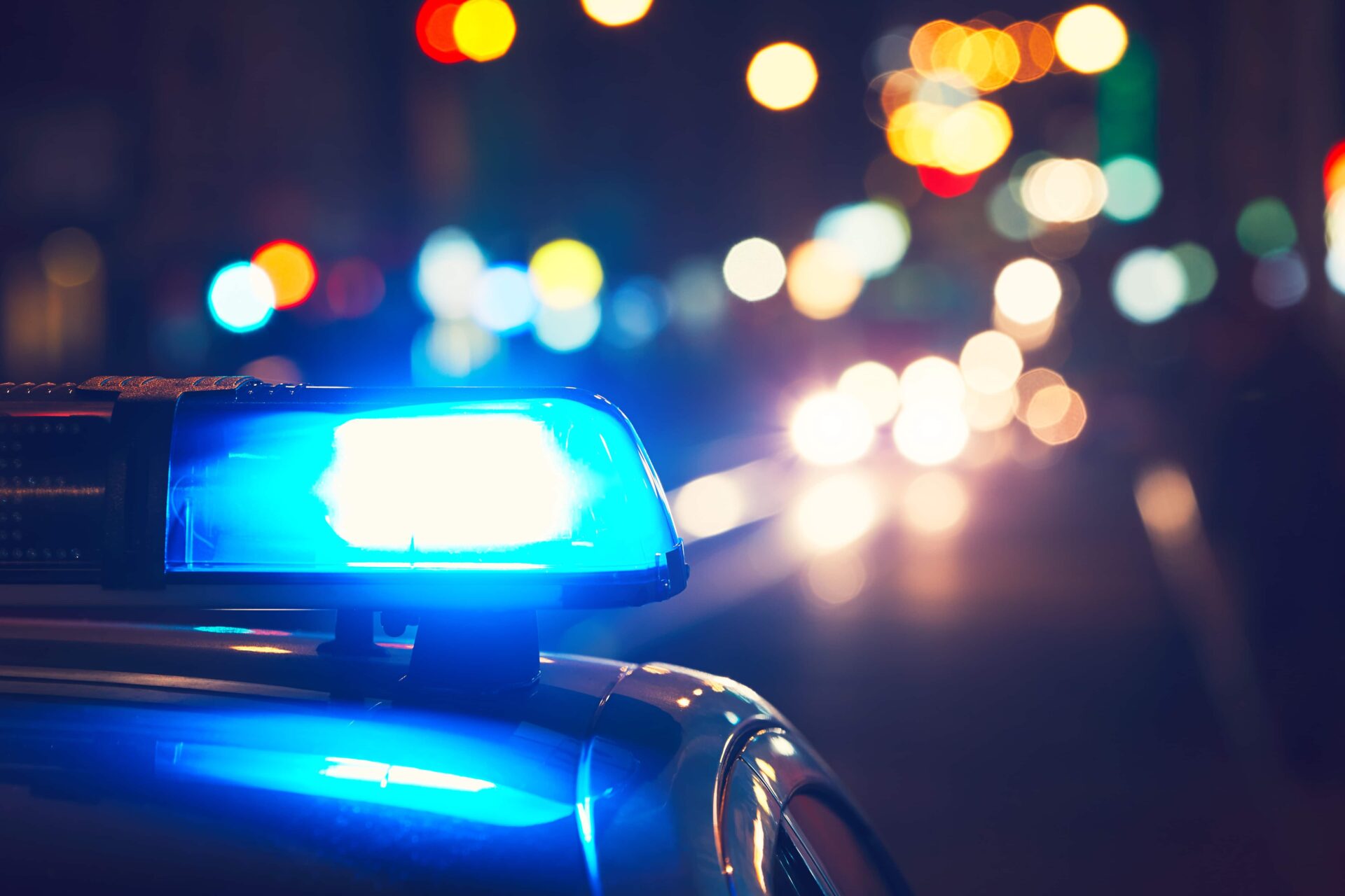 Rollerfahrer unter Drogeneinfluss steuert direkt auf Polizeibeamten zu