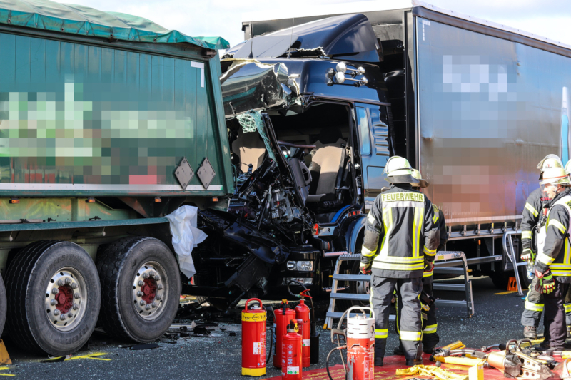 Schwerer LkwUnfall auf A45 bei Schwerte LkwFahrer eingeklemmt