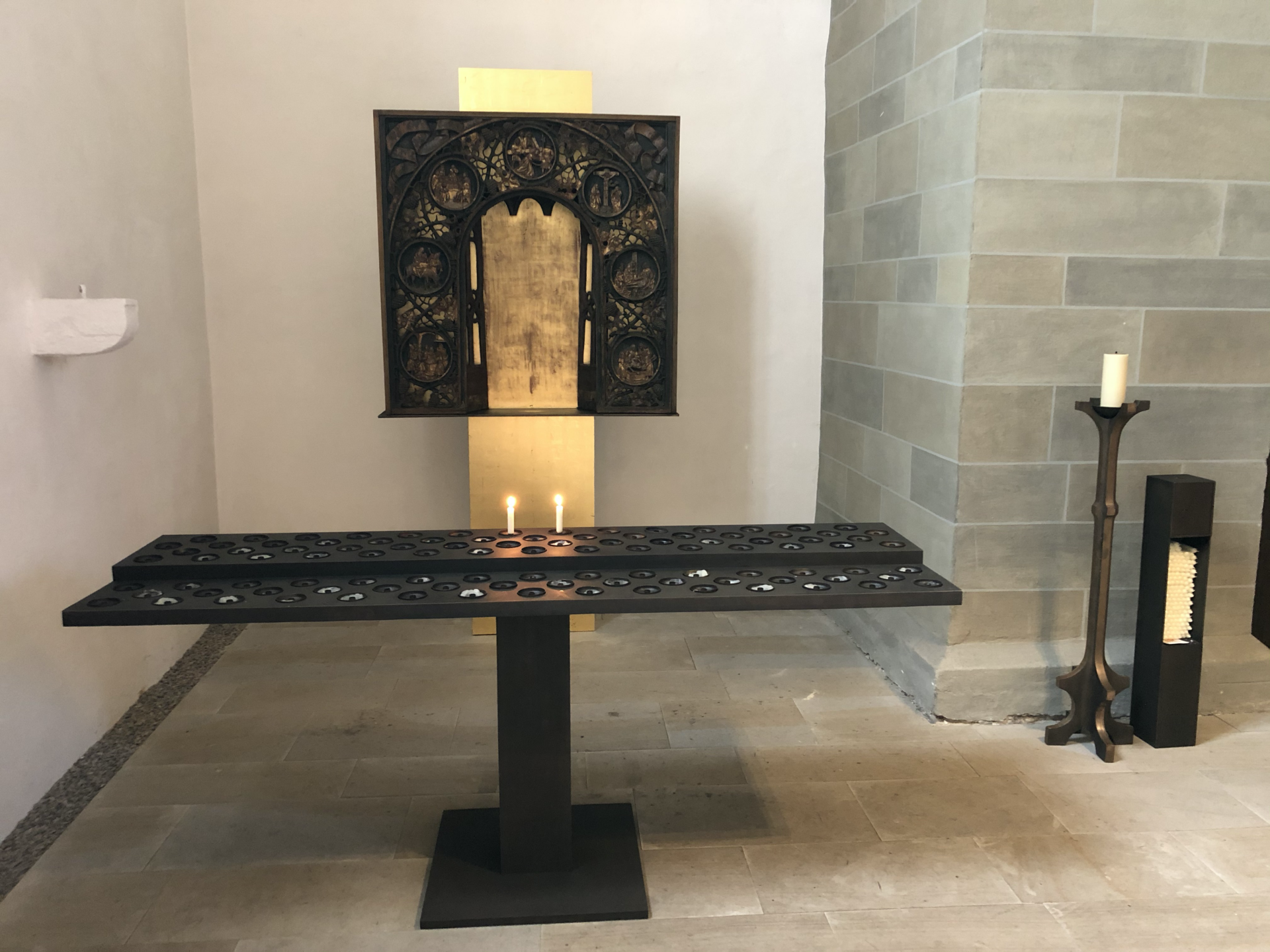 Festlicher Pfingstgottesdienst  mit neuem Blick auf alten Altar