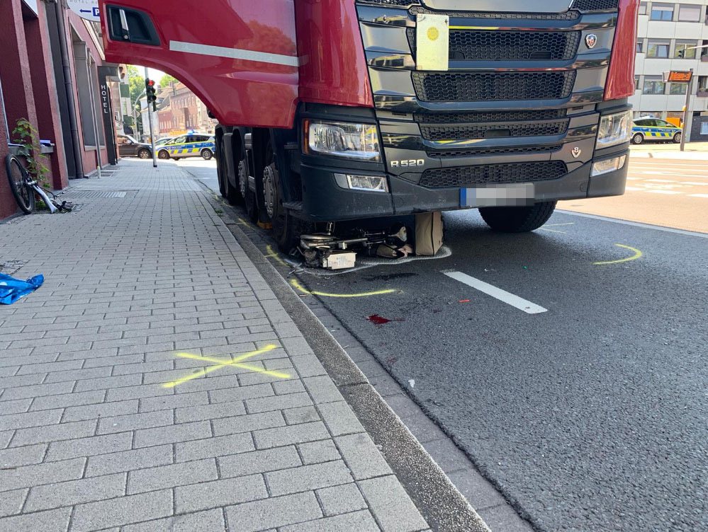 Unter Lkw geraten: 79-jähriger Radfahrer schwerverletzt