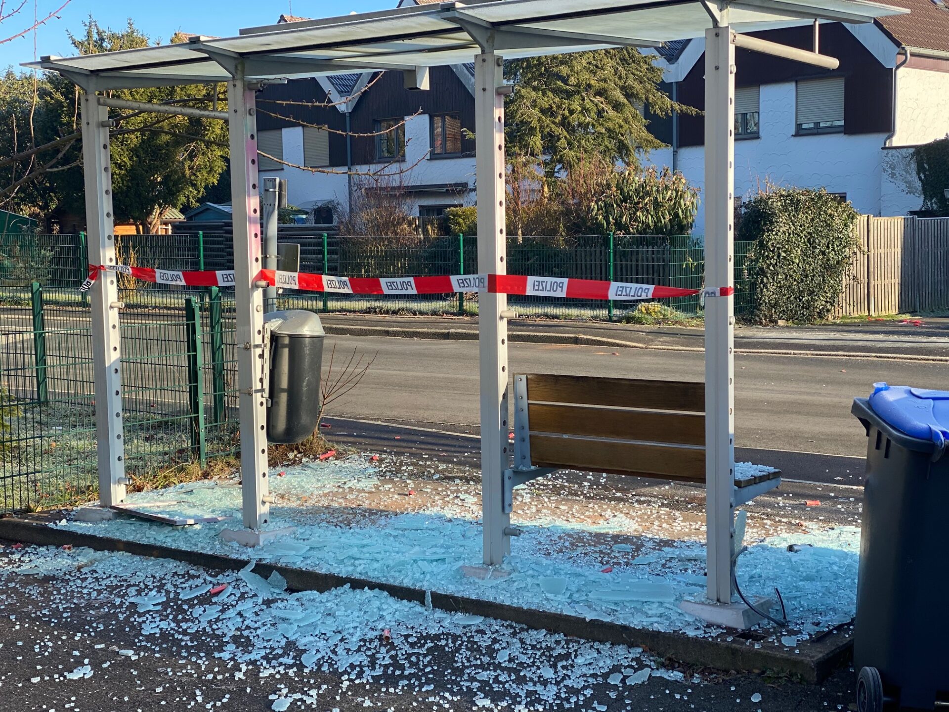 Zehn Scheiben von Bushaltestellen zerstört