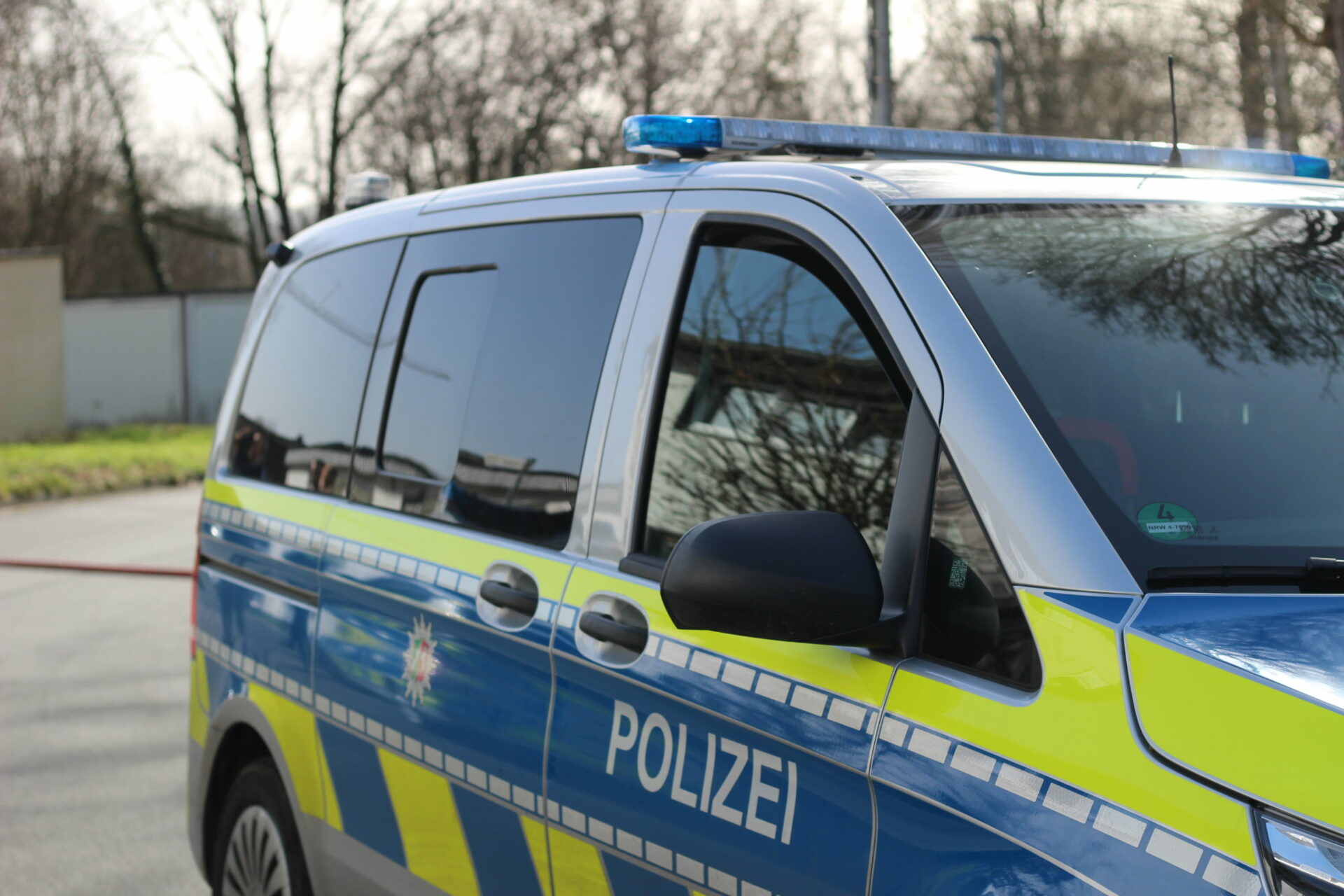 Polizei sucht Fahrerin eines roten Pkw nach Verkehrsunfall mit Linienbus