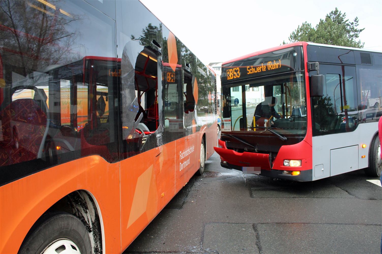 Unfall zwischen zwei Linienbussen: vier Personen leicht verletzt