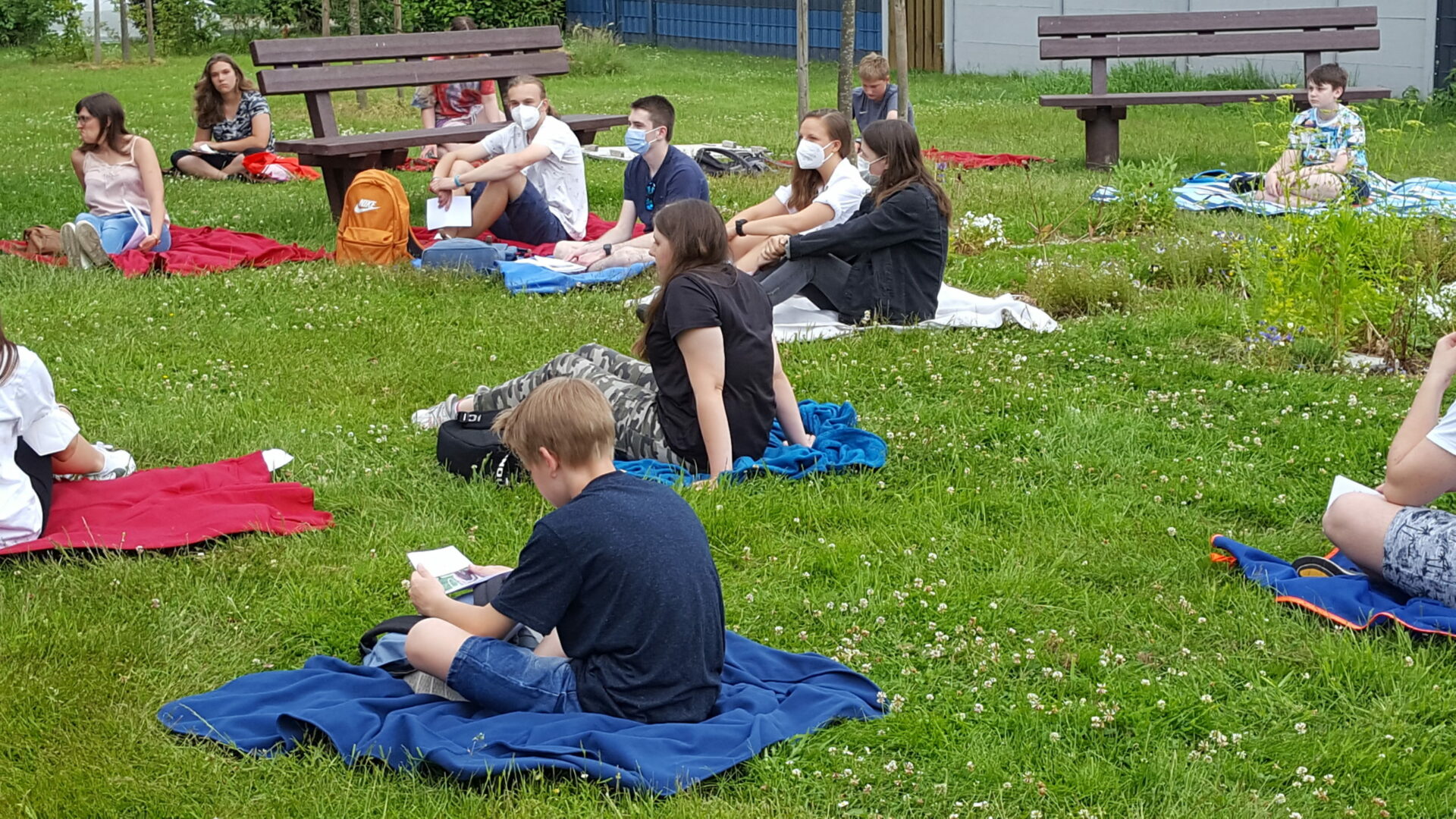 Gottesdienst mal anders: Jugendliche picknickten vor dem Johanneshaus
