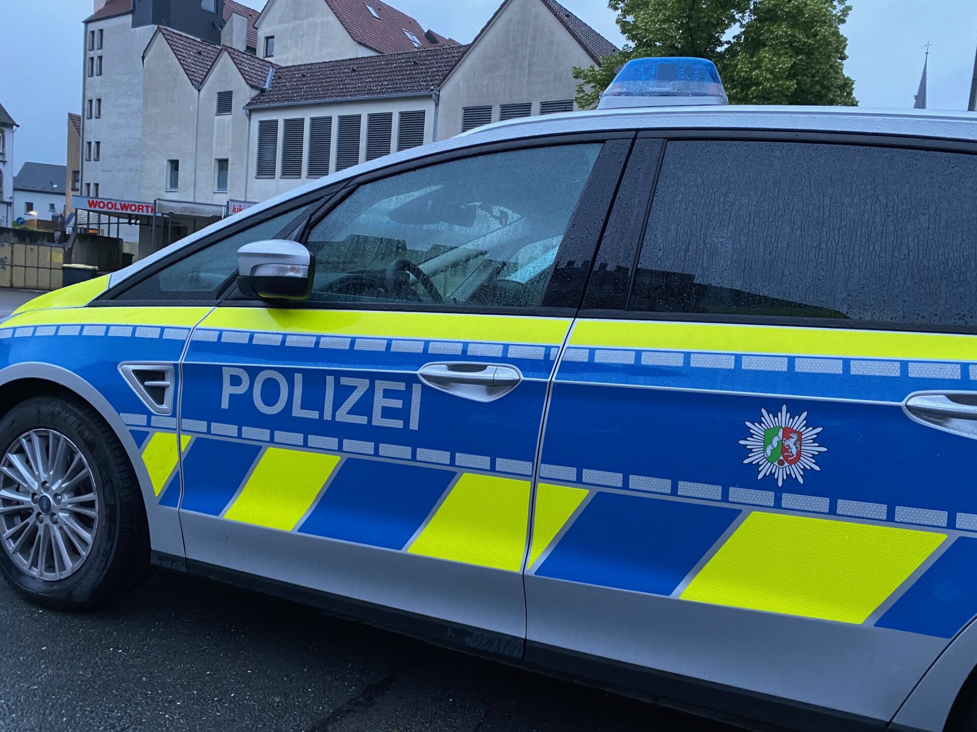 PKW auf der Reichshofstraße beschädigt – Polizei sucht Unfallverursacherin
