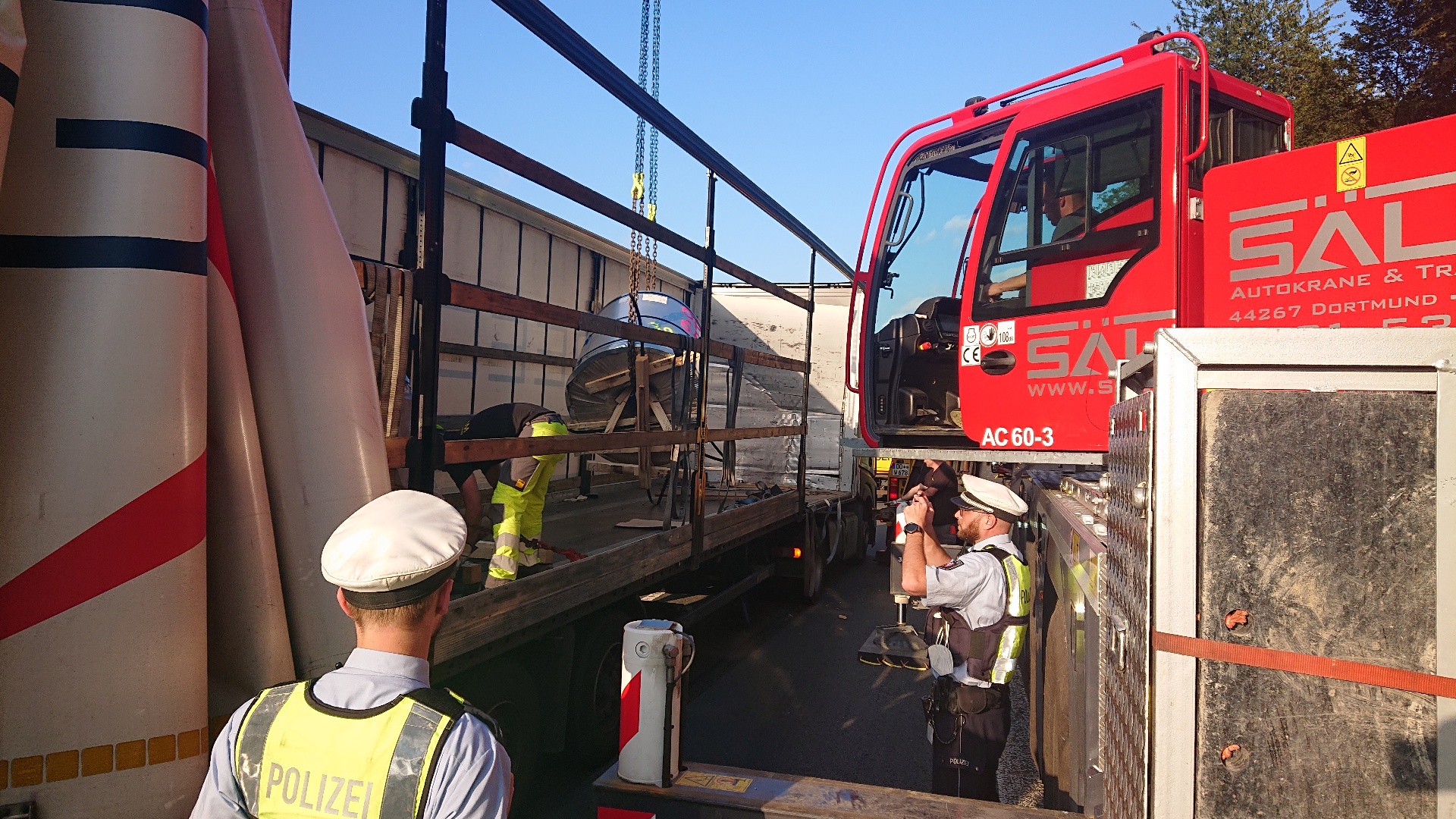 Ungesicherte Stahlrollen rutschen Lasterfahrer auf der A1 in den Rücken