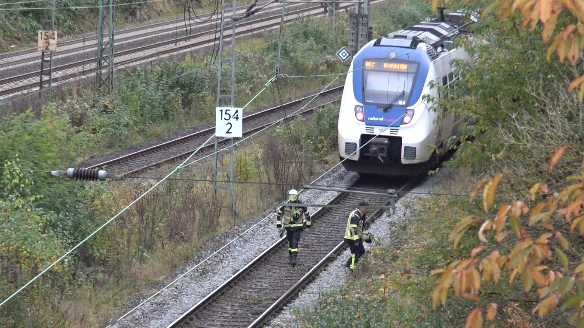 Kurioser Großeinsatz am Bahnhof: Person sprang aus Gebüsch, als Zug kam – konnte aber nicht gefunden werden