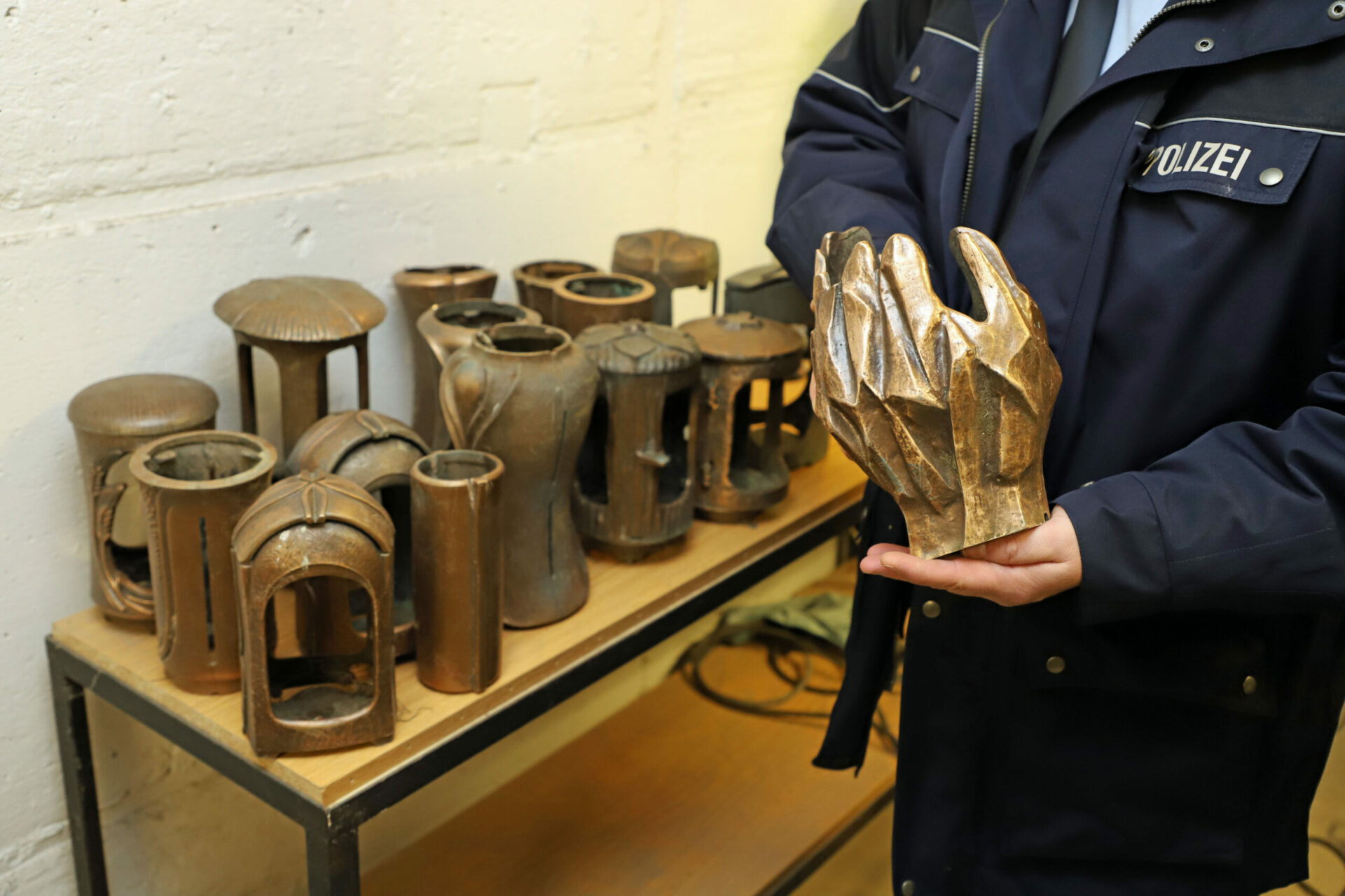 Beschuldigter festgenommen, Diebesgut sichergestellt: Polizei sucht die Eigentümer von Bronze-Vasen und -Lampen