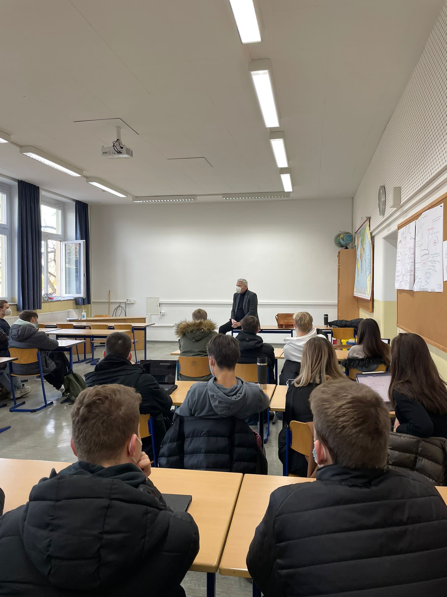 Dialog mit dem heimischen Bundestagsabgeordneten Hubert Hüppe MdB besucht SoWi-Kurse der Schwerter Gymnasien