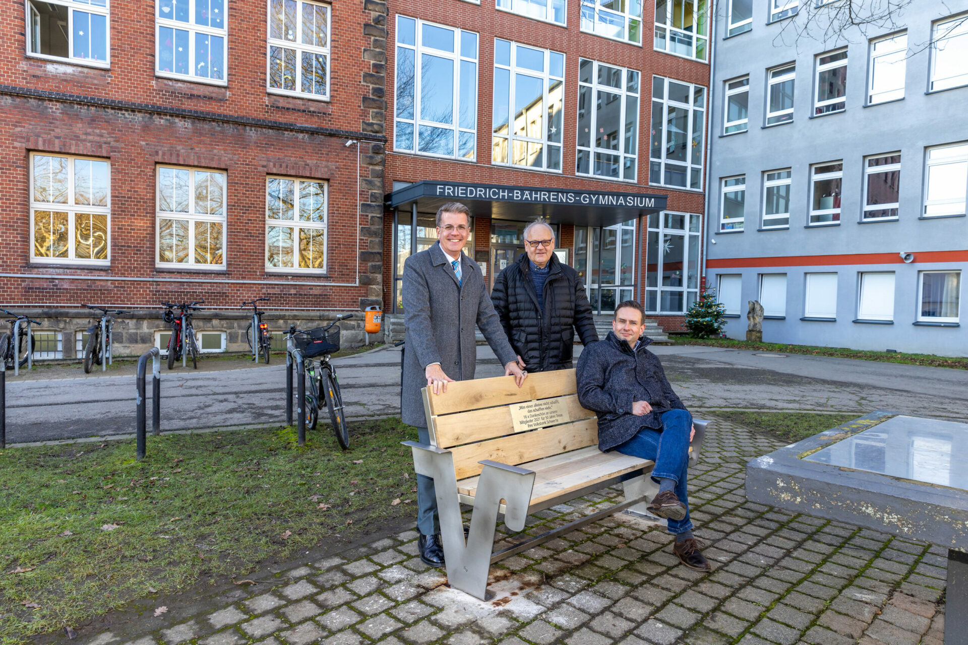 Neue „Volks-Bänke“ für die Stadt:  Volksbank Schwerte spendet im Namen ihrer Jubilare Sitzgelegenheiten für Busbahnhof, „Rollator-Strecke“ und Friedrich-Bährens-Gymnasium