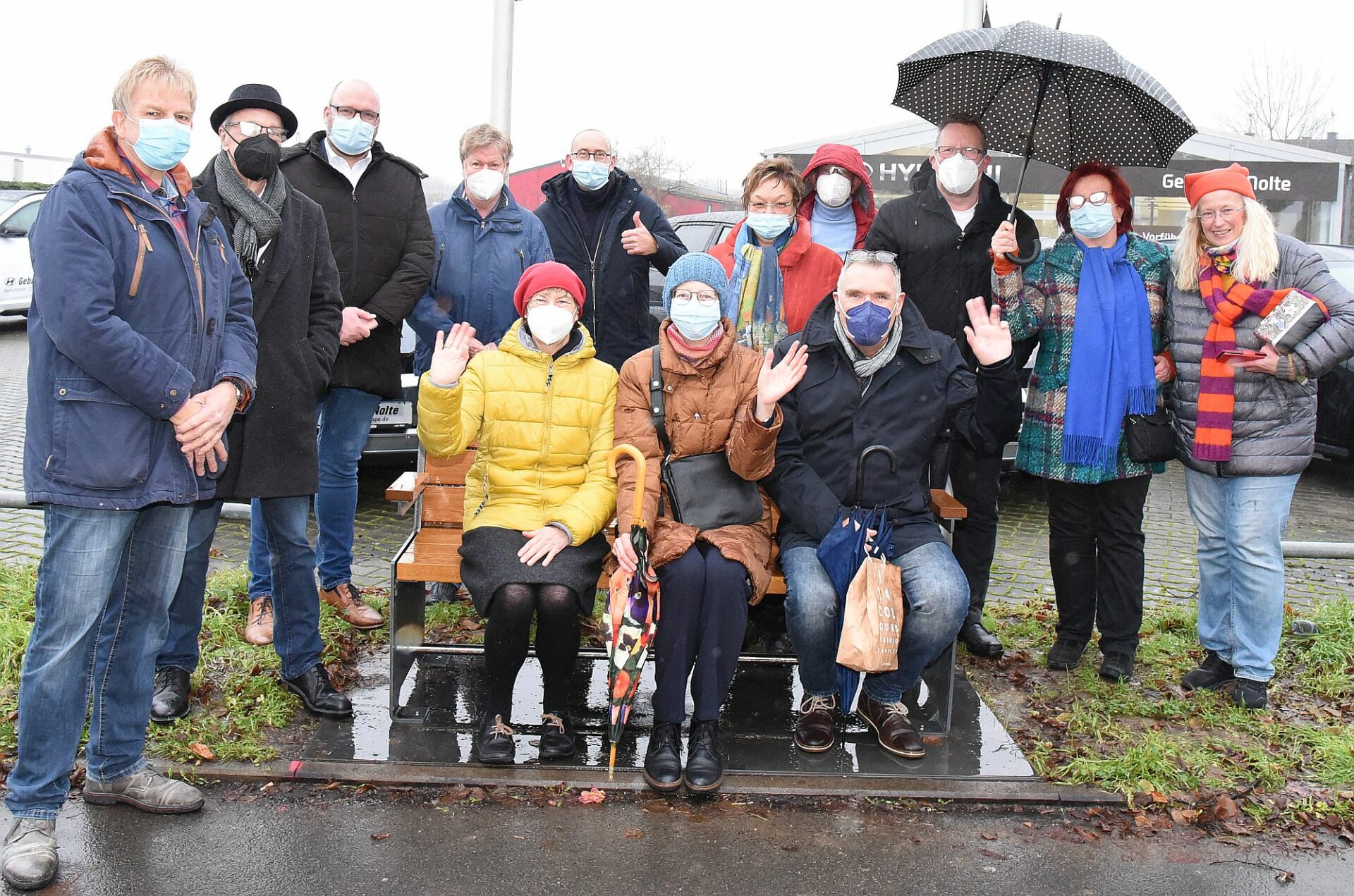 Die erste Sitzbank steht: Stadtteilgruppe freut sich über Unterstützung