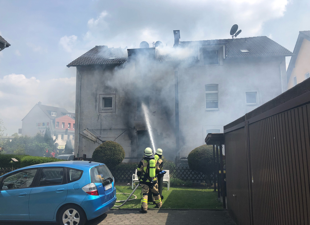 Brand eines Mehrfamilienhauses: Zwei Einsatzkräfte der Feuerwehr und ein Bewohner verletzt
