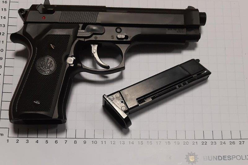40-Jähriger zielt mit Pistole auf Senior – Bundespolizei stellt Anscheinswaffe sicher
