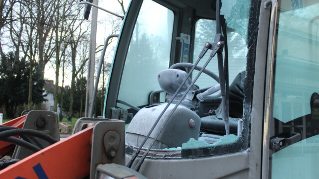 Ein Brand am Neujahrsmorgen beschädigte diesen Bagger in der Bahnhofstraße. - Foto: Lukas Pohland