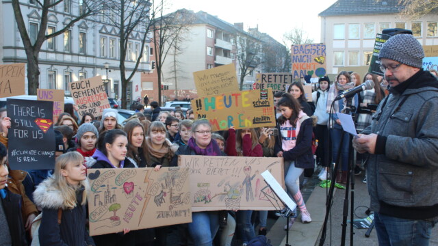 Viele Schüler haben am Freitag vor dem Rathaus für mehr Klimaschutz demonstriert. Pfarrer Hartmut Görler (re.) hielt eine Rede. Foto: Pia Kersten