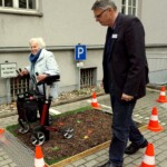 Beim Rollatortag gab es einen Parcours mit verschiedenen Untergründen.
Foto: Manuela Schwerte